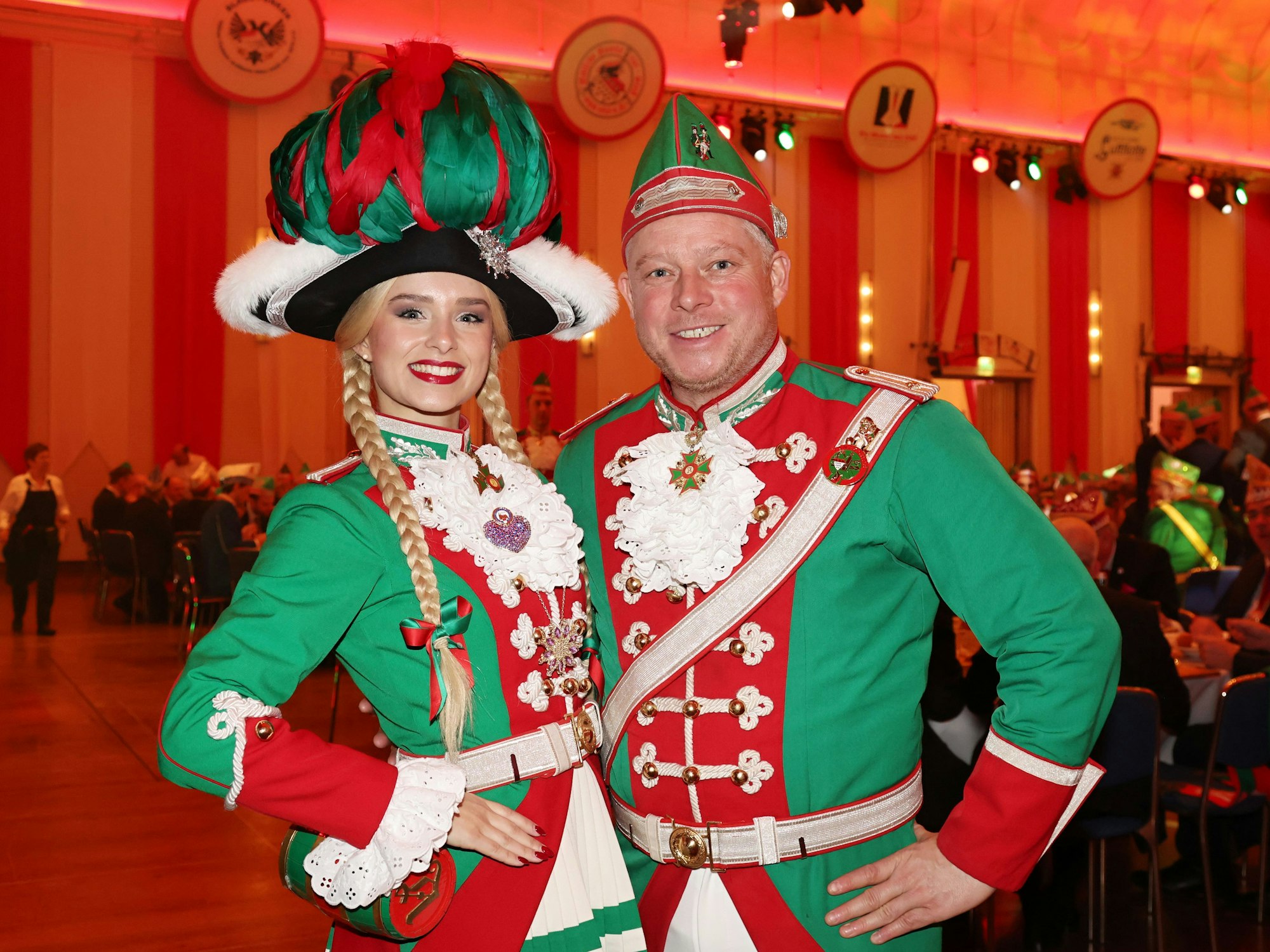 Jens Käbbe zusammen mit Tanzmarie Kathie Kierig.