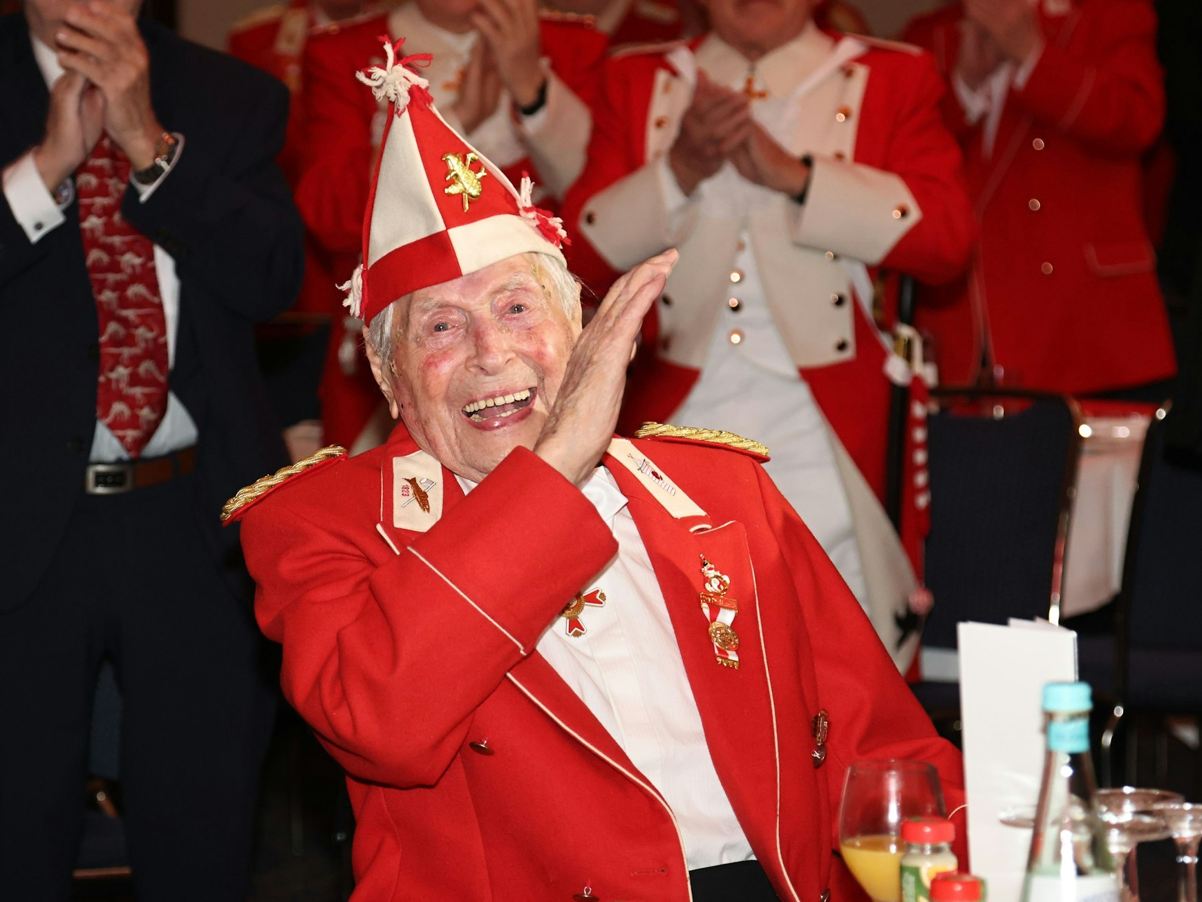 Ludwig Sebus grüßt in seiner Uniform als Roter Funk.