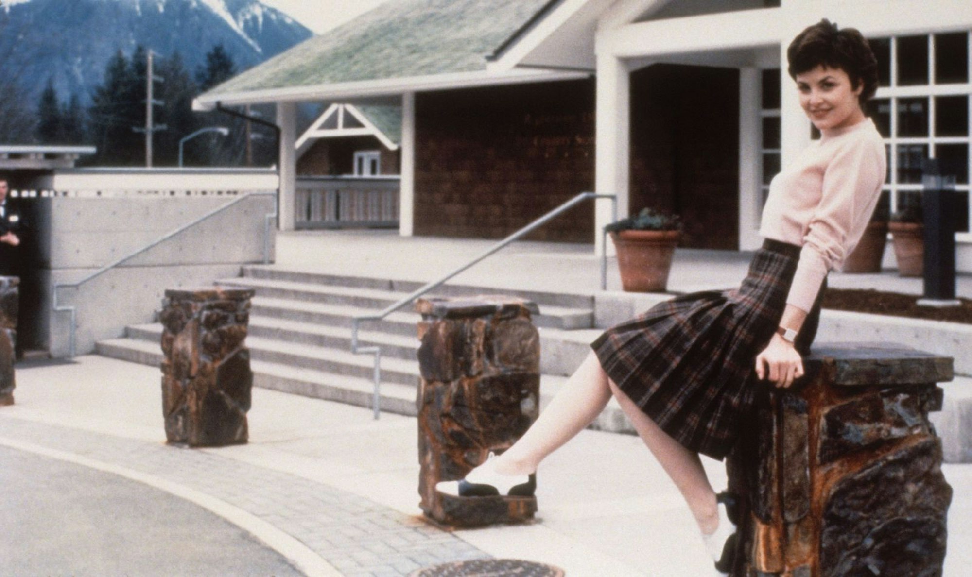 Zwischen Horrorshow und amerikanischer Seifenoper: Audrey Horne (Sherilyn Fenn) hat einen Crush auf Dale Cooper. (Bild: ARTE/Lynch/Frost Productions/Propaganda Films)
