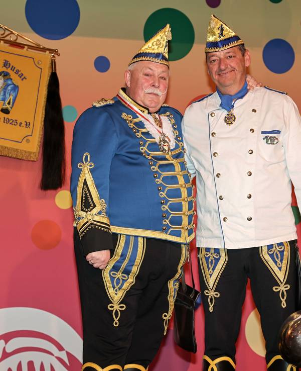 Paul-Dieter Schmitz übergibt die Kochkelle an Michael Fröschle.
