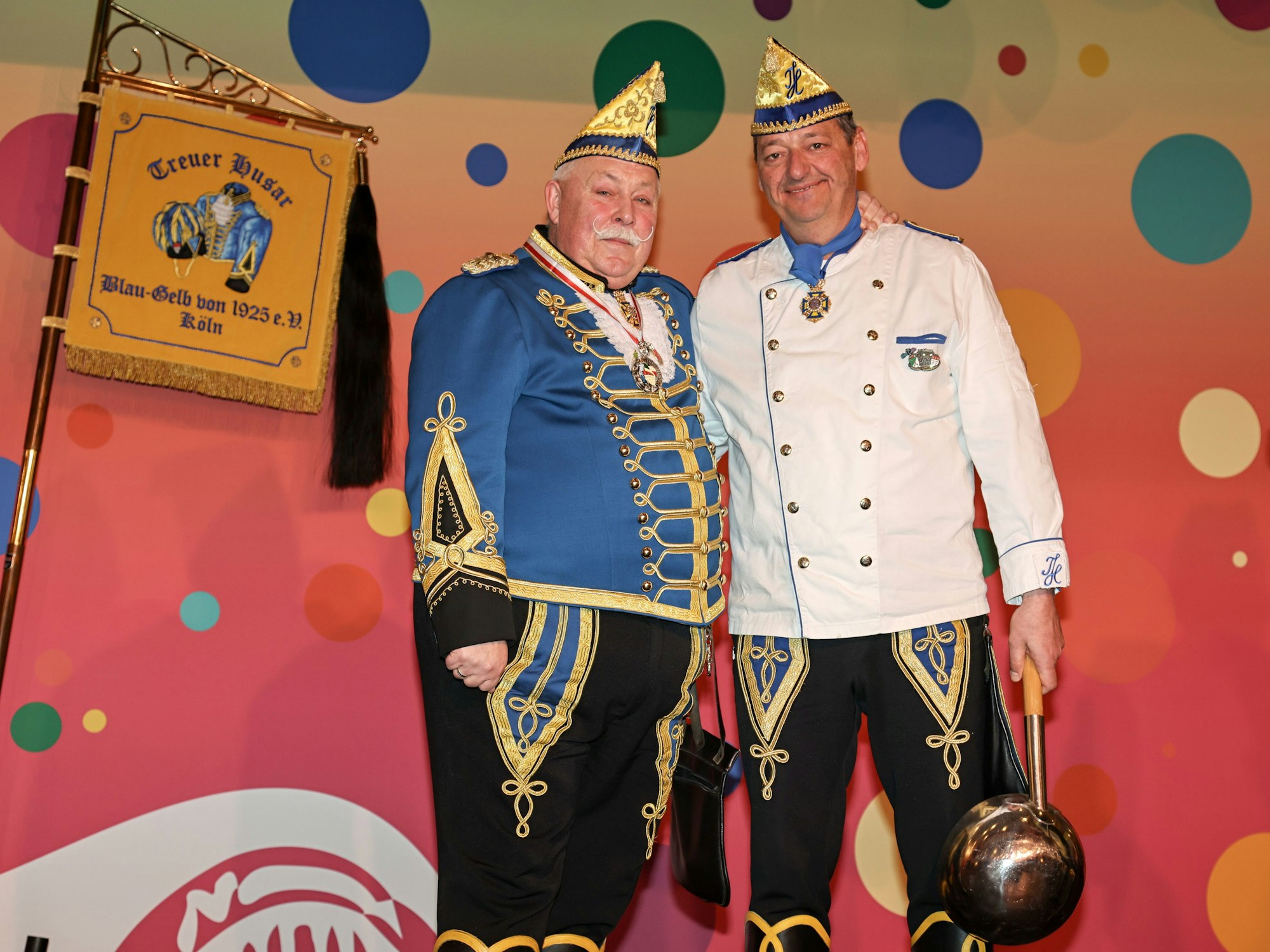 Paul-Dieter Schmitz übergibt die Kochkelle an Michael Fröschle.