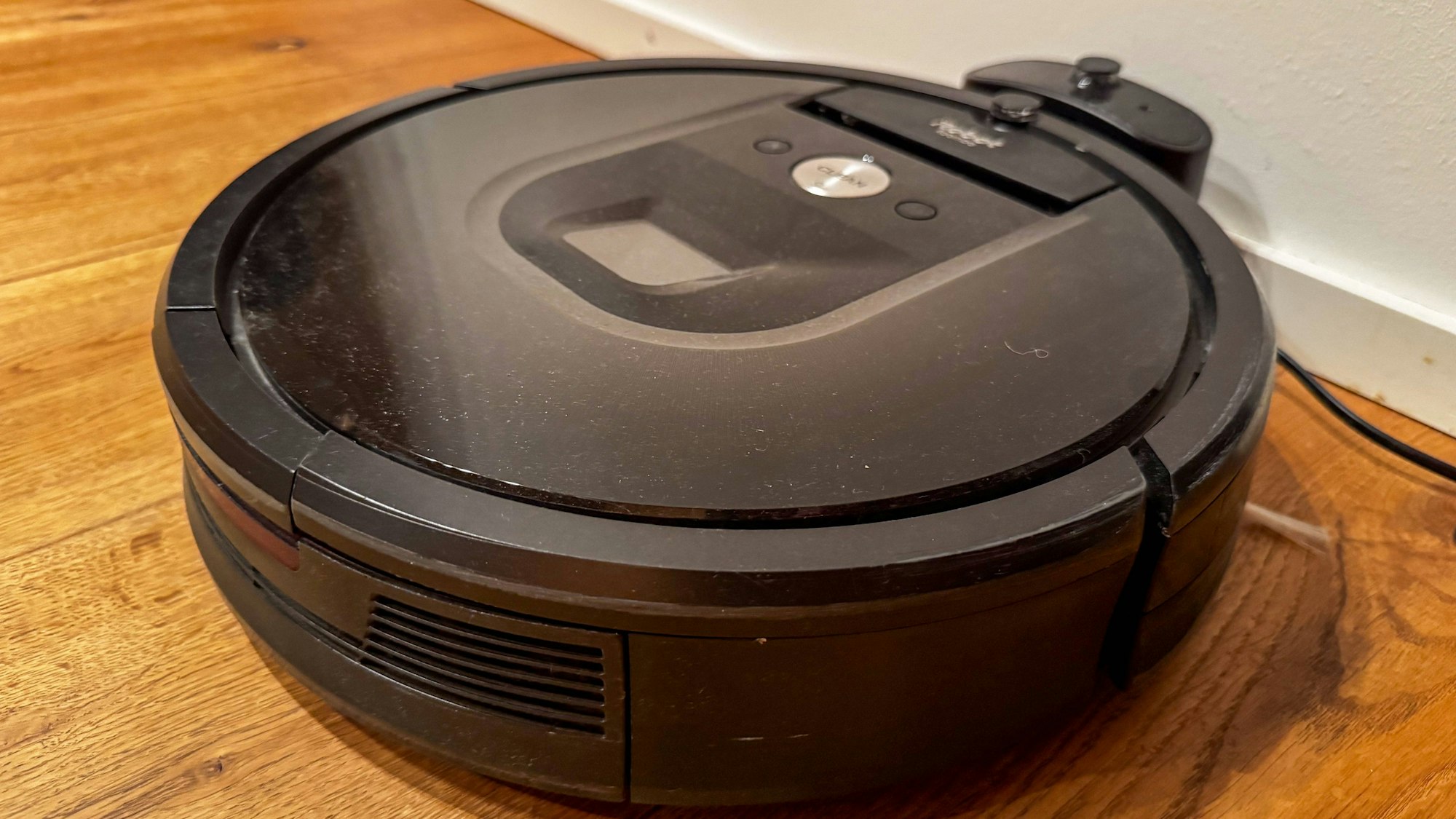 Ein Haushaltsroboter auf Holzboden