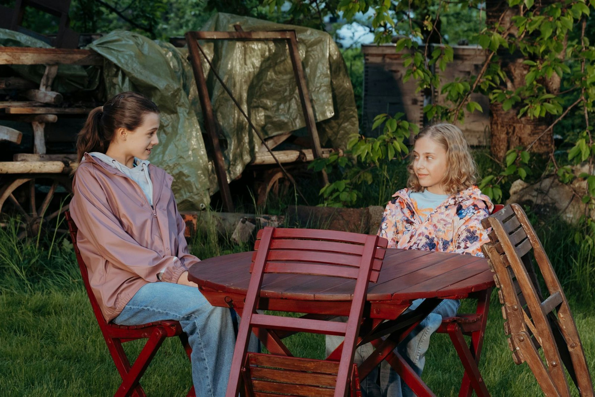 Hans' Tochter Sophia Gruber (Ylvi Unertl, links) freundet sich schnell mit Mia Meindl (Finja Leonie Meyer) an, die gerade mit ihrer Familie von Salzburg nach Ellmau gezogen ist. (Bild: ZDF/Sabine Finger Fotografie)