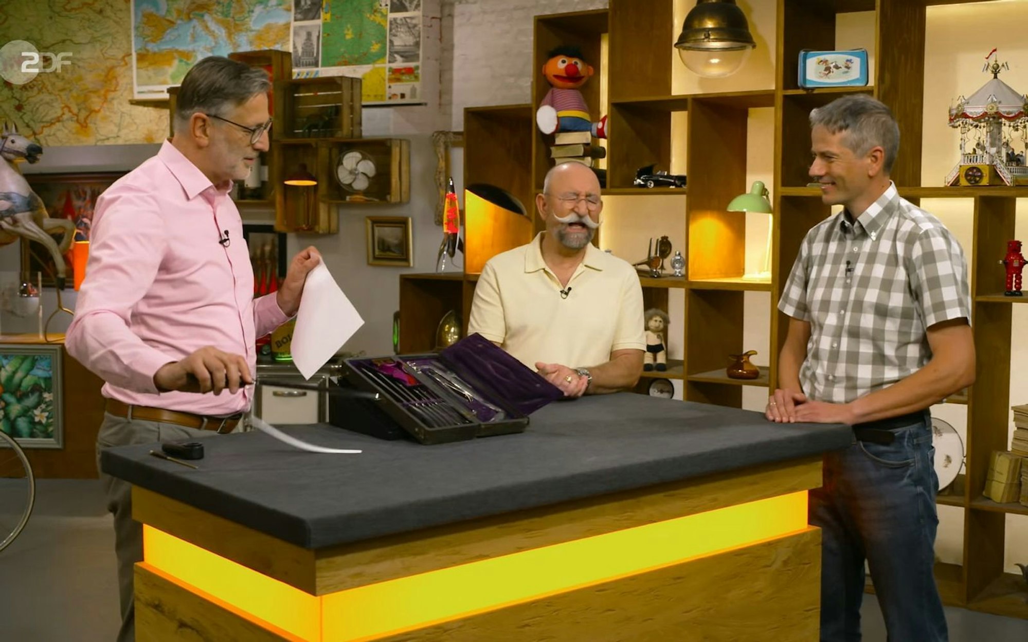 So gegruselt wie in der Donnerstagsfolge von „Bares für Rares“ hat sich Horst Lichter noch selten. (Bild: ZDF)