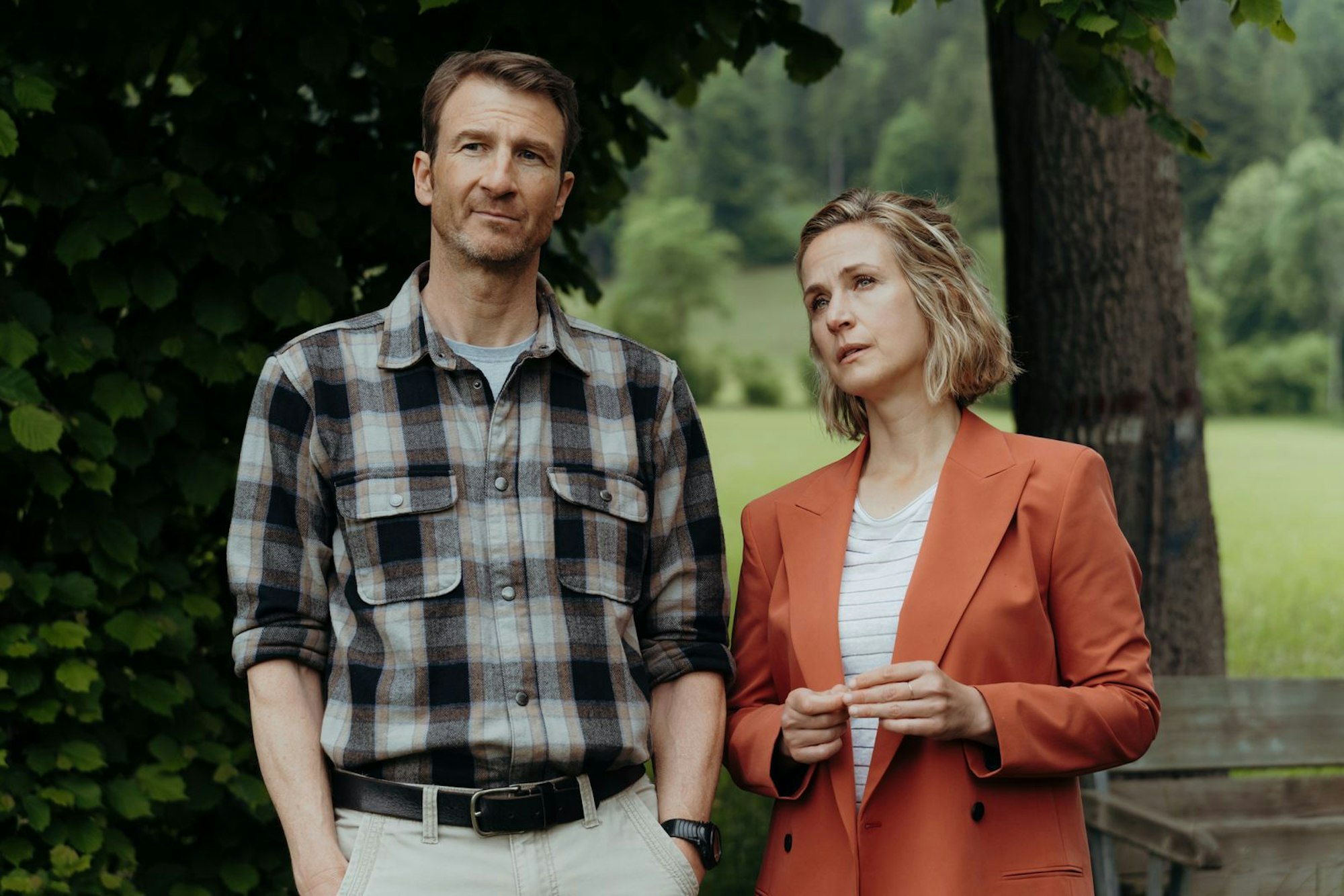 Hans Gruber (Heiko Ruprecht) hat sich in die Bankerin Julia Andermatt (Nathalie Schott) verliebt. Da er nicht genau weiß, wie sie zu ihm steht, und er daher nicht zuviel Druck ausüben möchte, kommt es zu Missverständnissen zwischen ihnen. (Bild: ZDF/Sabine Finger Fotografie)