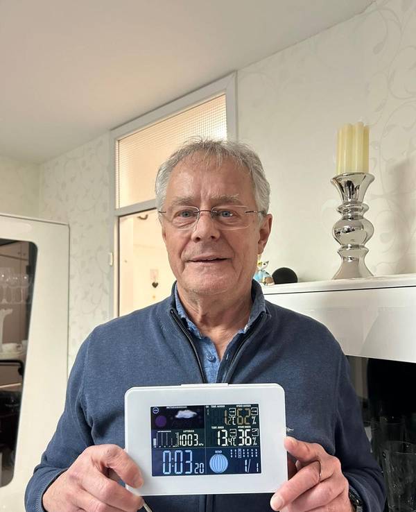Hans Wirtz hält ein Thermometer, das 13 Grad anzeigt.