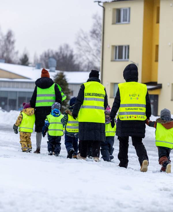 Kindergartenkinder im Schnee.