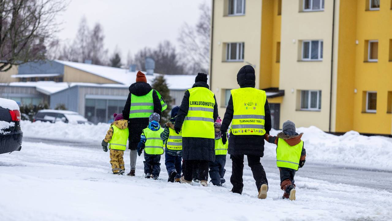 Kindergartenkinder im Schnee.