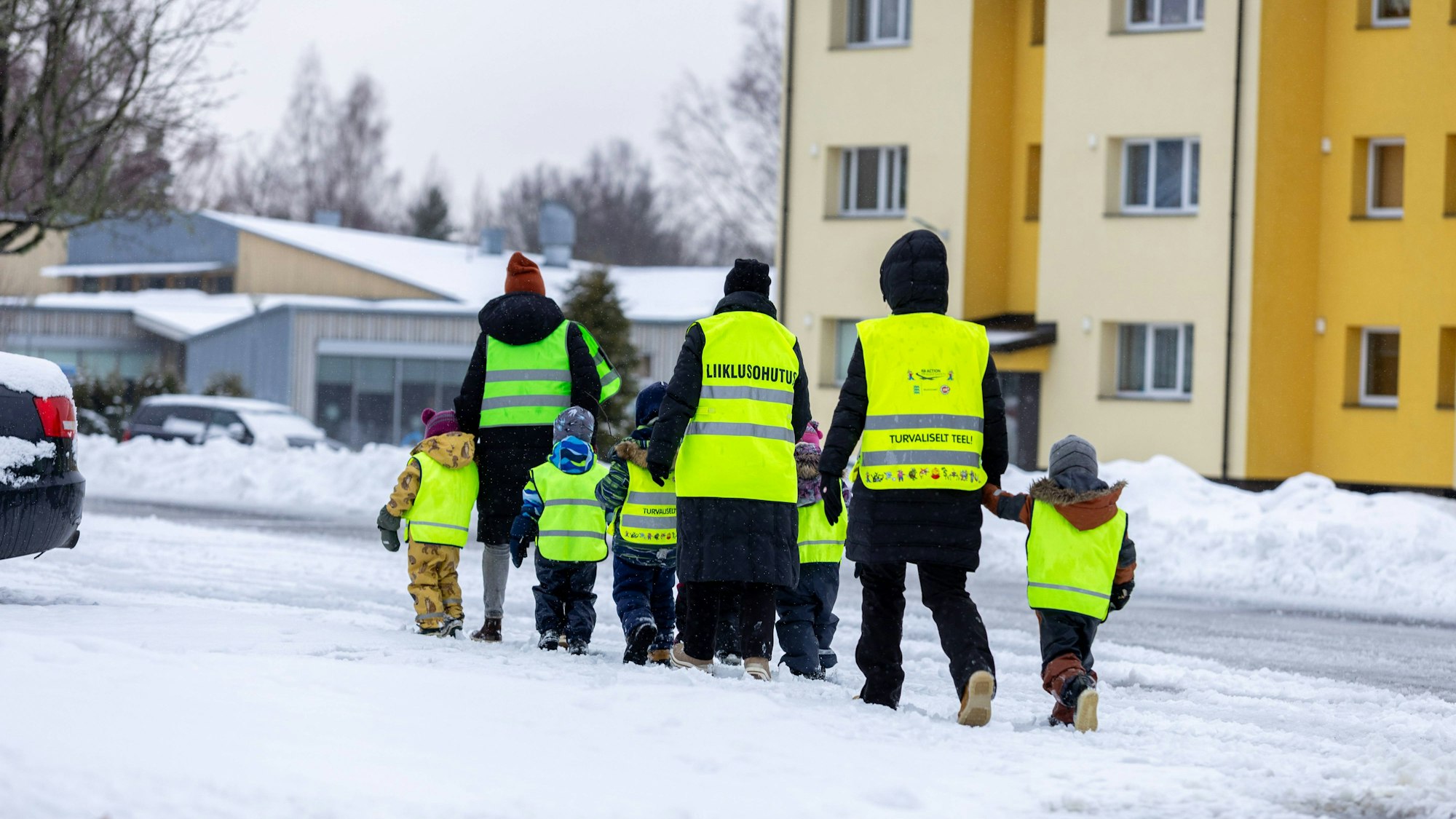 Kindergartenkinder im Schnee.