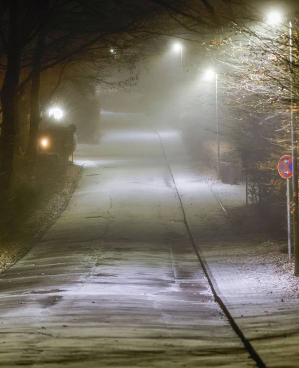 Blick in eine am frühen Morgen verschneite, leere Straße in Königswinter (Archivbild): NRW rüstet sich für Schnee und Eis.