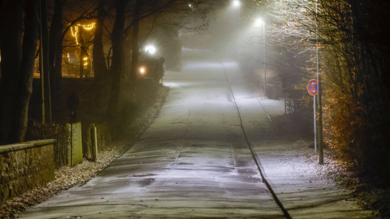 Blick in eine am frühen Morgen verschneite, leere Straße in Königswinter (Archivbild): NRW rüstet sich für Schnee und Eis.