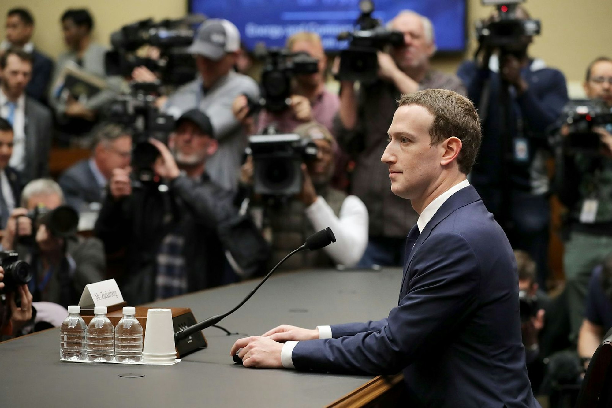 Schon mehrfach musste Mark Zuckerberg in der Geschichte von Facebook nach Skandalen vor Ausschüssen Stellung beziehen, wie hier 2018. (Bild: 2018 Getty Images/Chip Somodevilla)