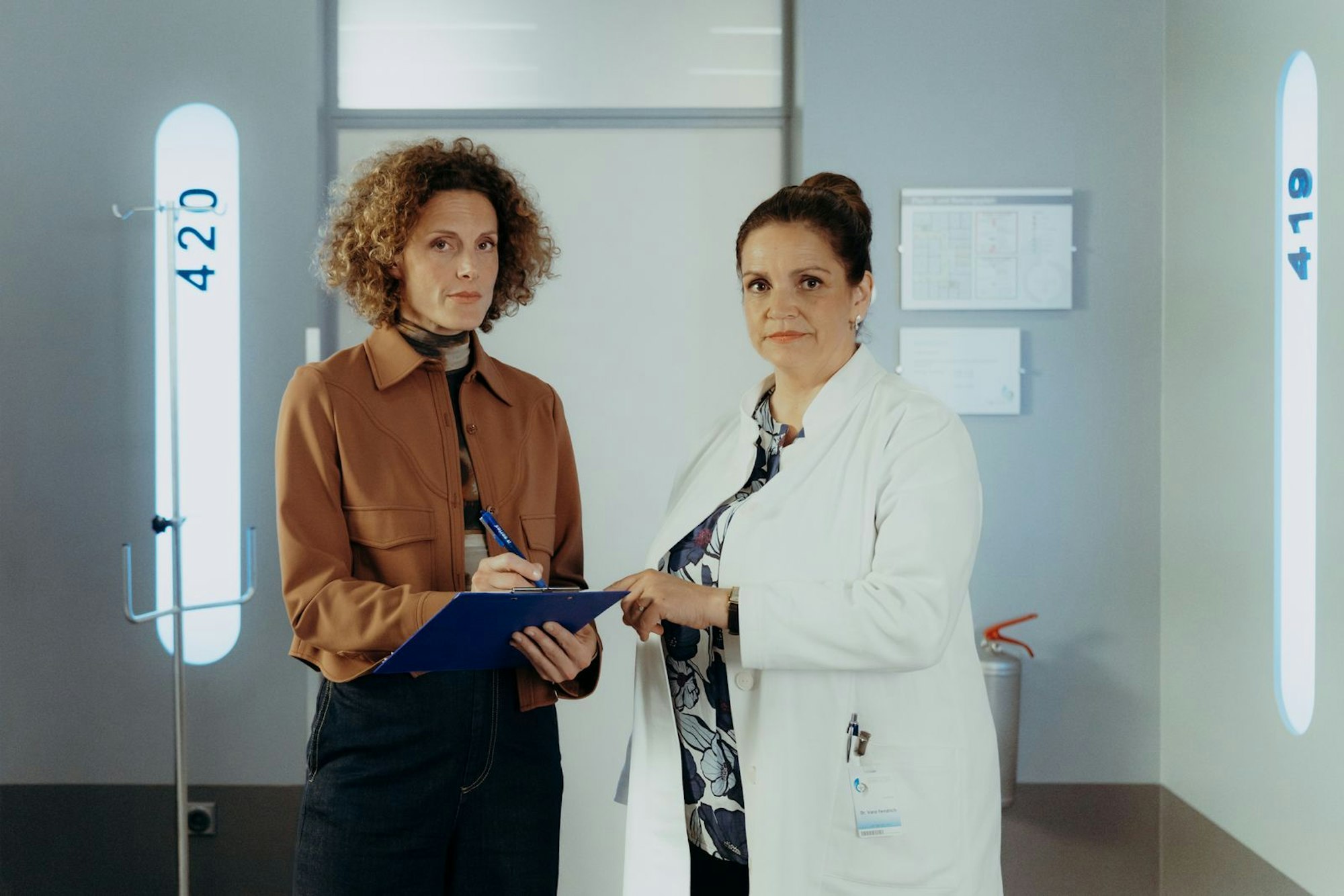 Nach dem Tod ihres Vaters Rolf hat Caro Pflüger (Barbara Lanz, links) noch einiges mit Ärztin Dr. Vera Fendrich (Rebecca Immanuel) zu klären. Auch „Bergdoktor“ Martin hätte gerne Einblick in die Unterlagen. (Bild: ZDF/Sabine Finger Fotografie)