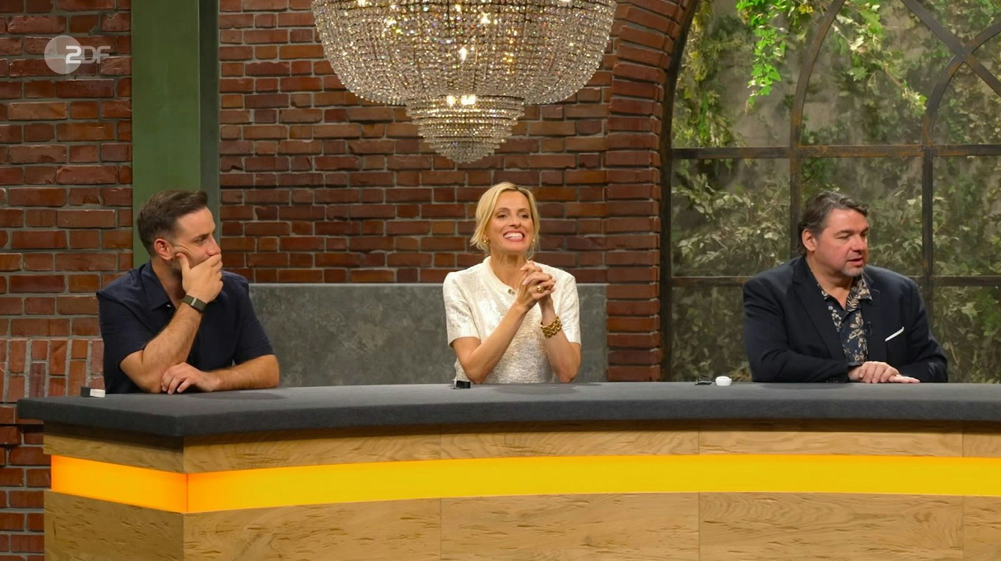 Kaum hatten die Händler die Sägen entdeckt, machten sich hörbar Schauder und Ekel breit. „Ich krieg ganz weiche Knie“, klagte Lisa Nüdling. (Bild: ZDF)