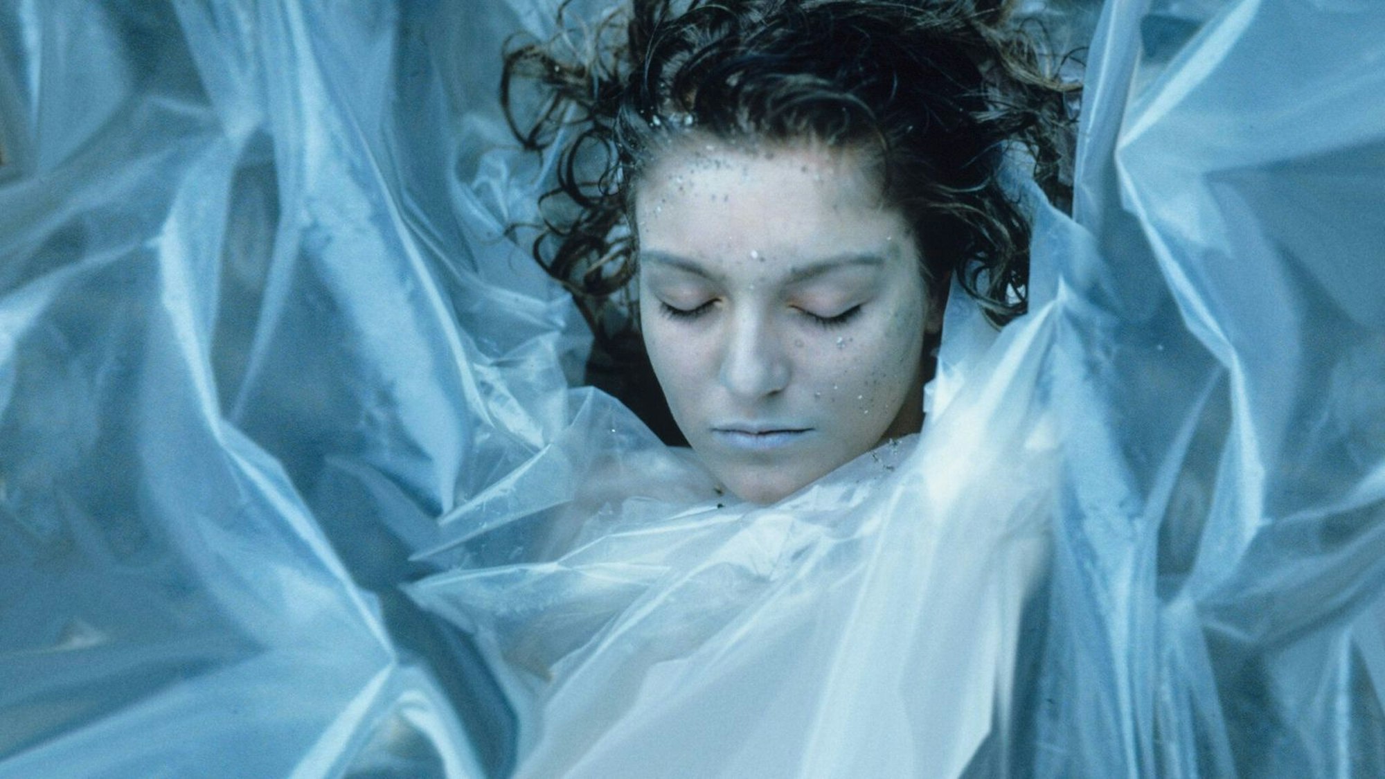 Wrapped in plastic: Die High-School-Schönheit Laura Palmer (Sheryl Lee) wurde ermordet, die Suche nach dem Täter fesselte 1990 und 1991 eine ganze Nation. (Bild: ARTE/Lynch/Frost Productions/Propaganda Films)