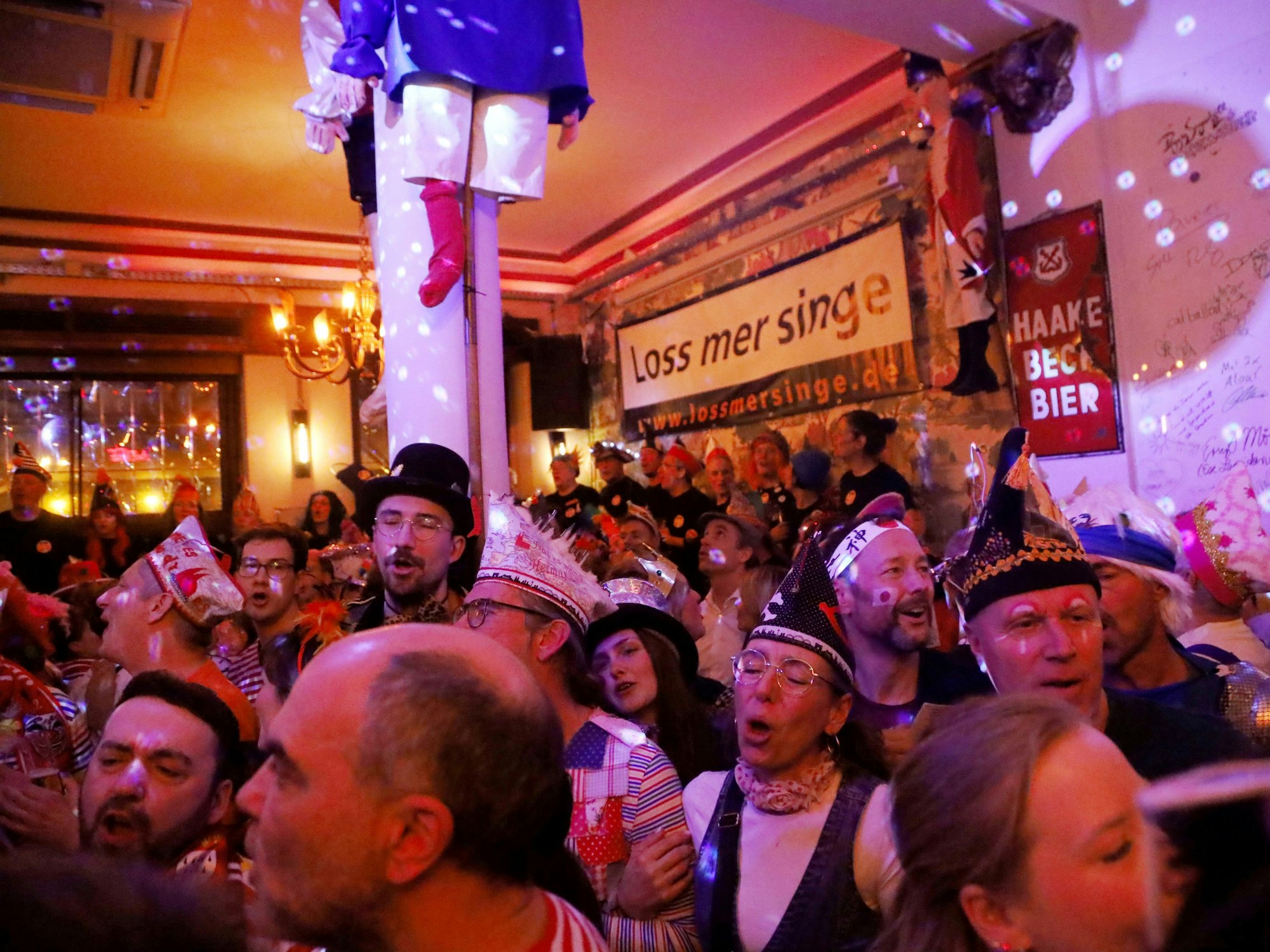 Auftakt der „Loss mer singe“-Kneipentour im Lapidarium am Eigelstein.