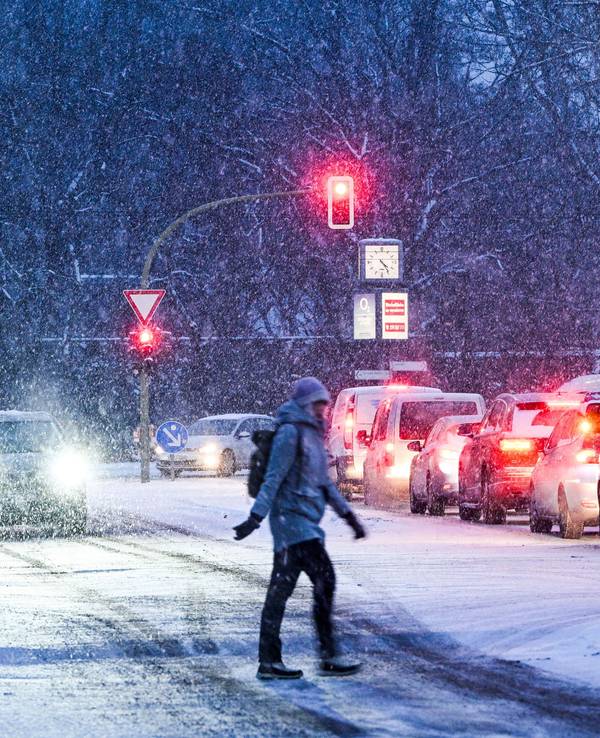 Starker Schneefall herrscht am Donnerstagabend (8. Januar) in Berlin.