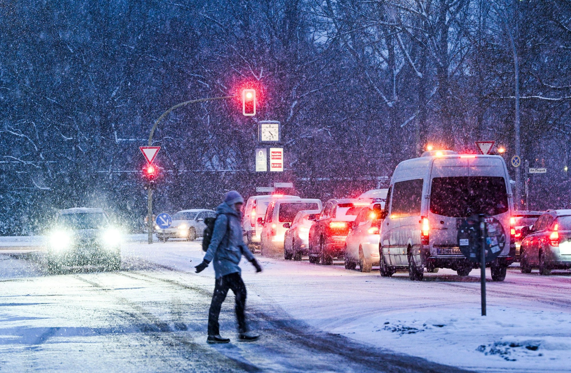 Starker Schneefall herrscht am Donnerstagabend (8. Januar) in Berlin.
