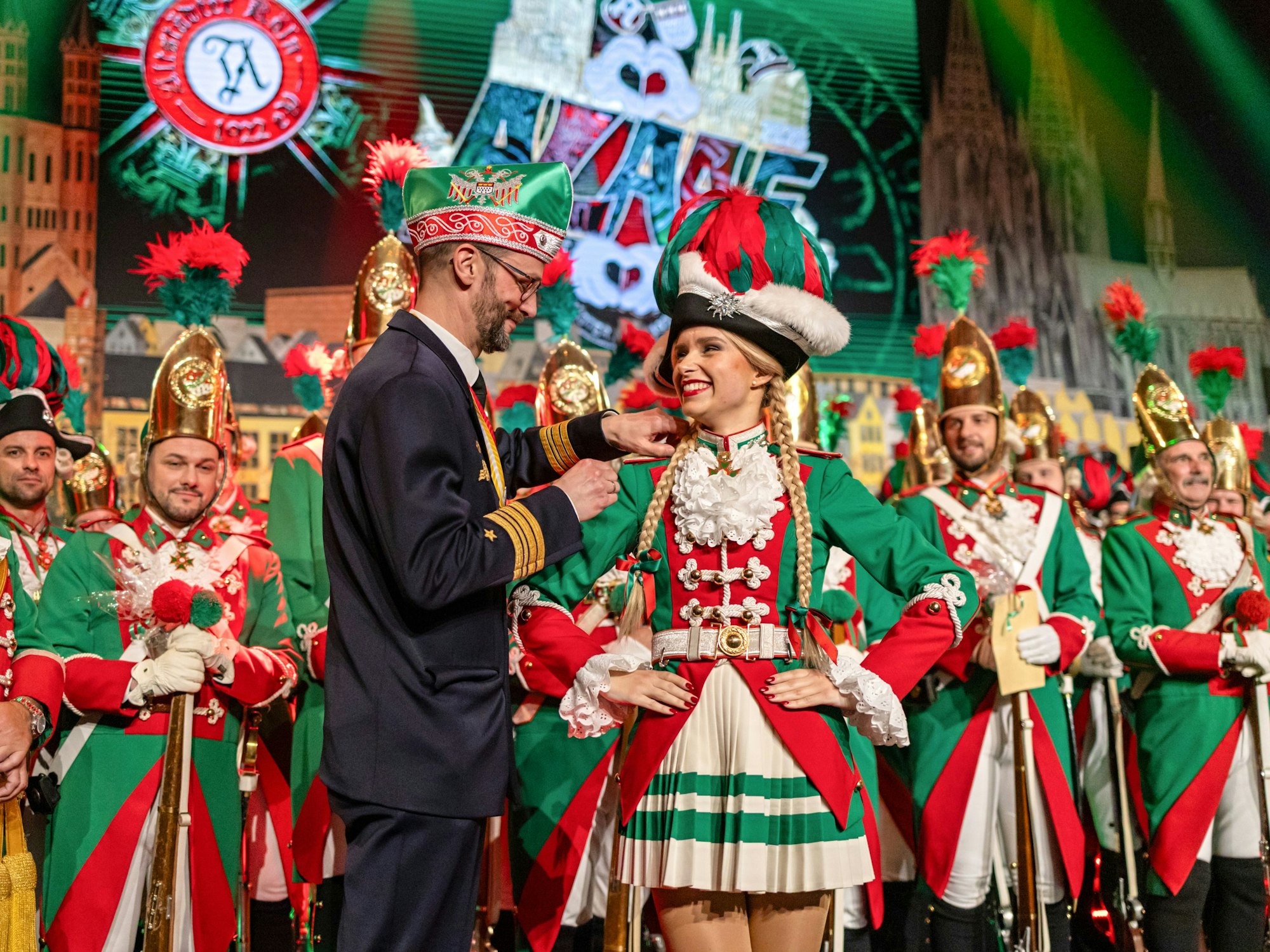 Alexander Horn überreicht Marie Kathi einen Marineknopf.