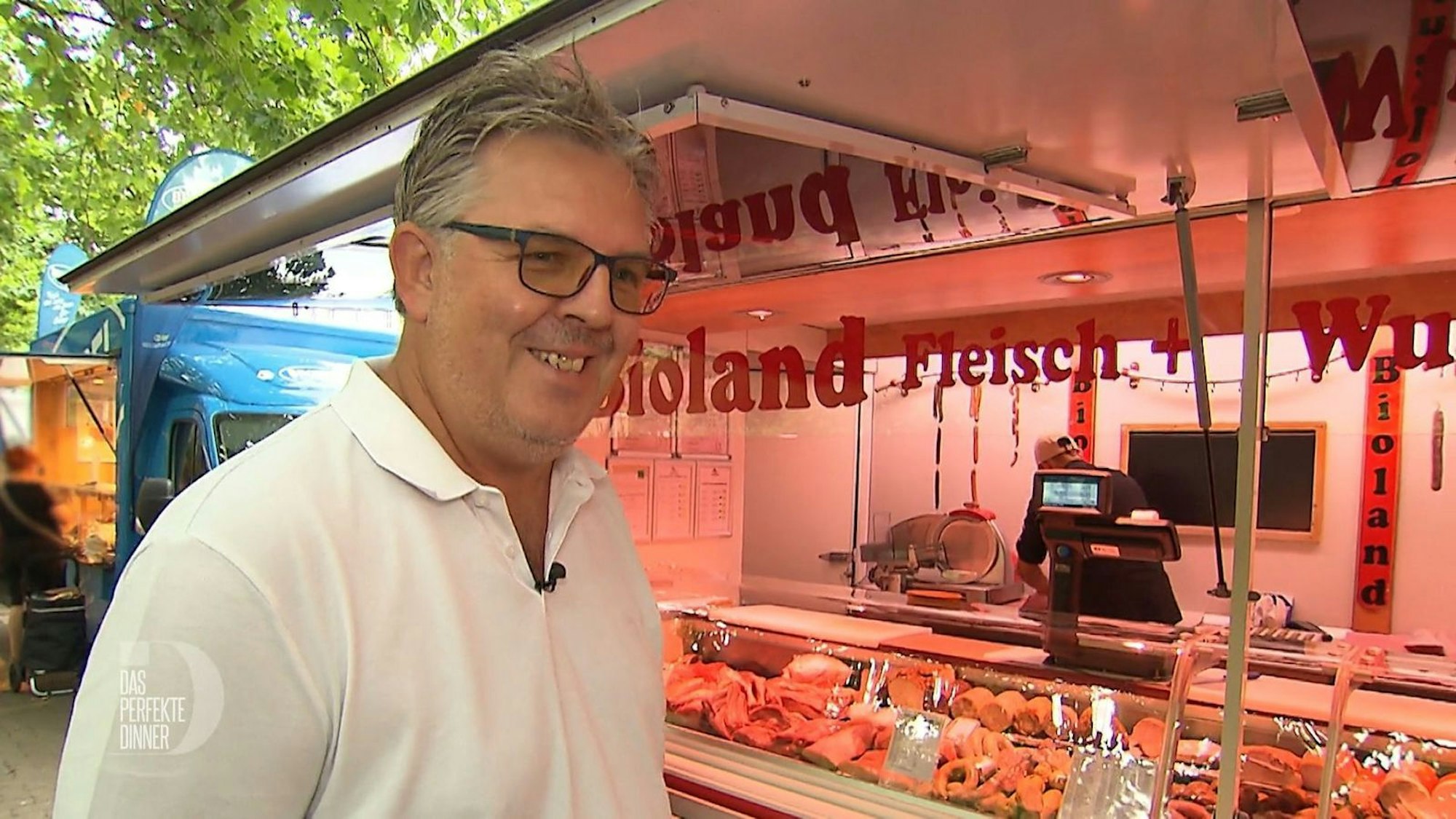 Auf dem Wochenmarkt holt Andreas sein vorbestelltes Fleisch ab.
(Bild: RTL)