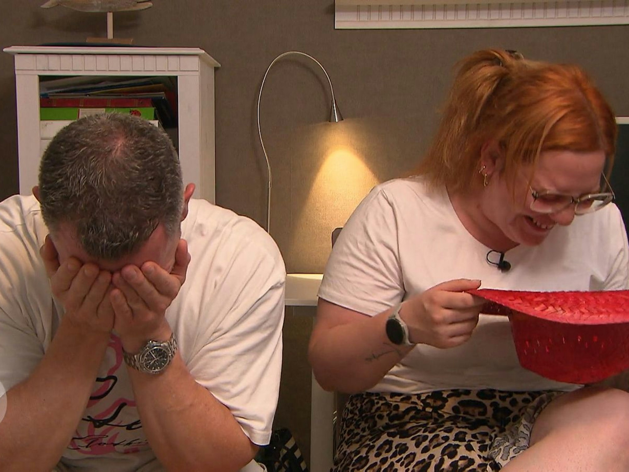 Weil Adib die von Andreas selbst geerntete Muskatnuss bewundert, kämpfen Franky und Kira gegen einen Lachanfall an.
(Bild: RTL)