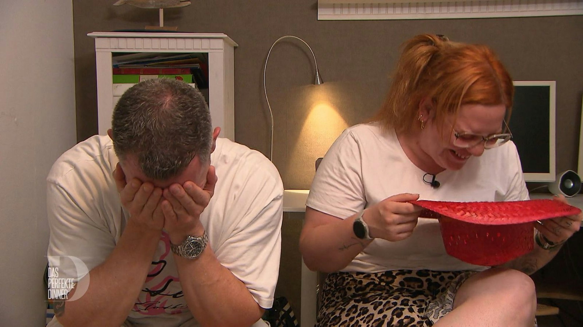 Weil Adib die von Andreas selbst geerntete Muskatnuss bewundert, kämpfen Franky und Kira gegen einen Lachanfall an.
(Bild: RTL)