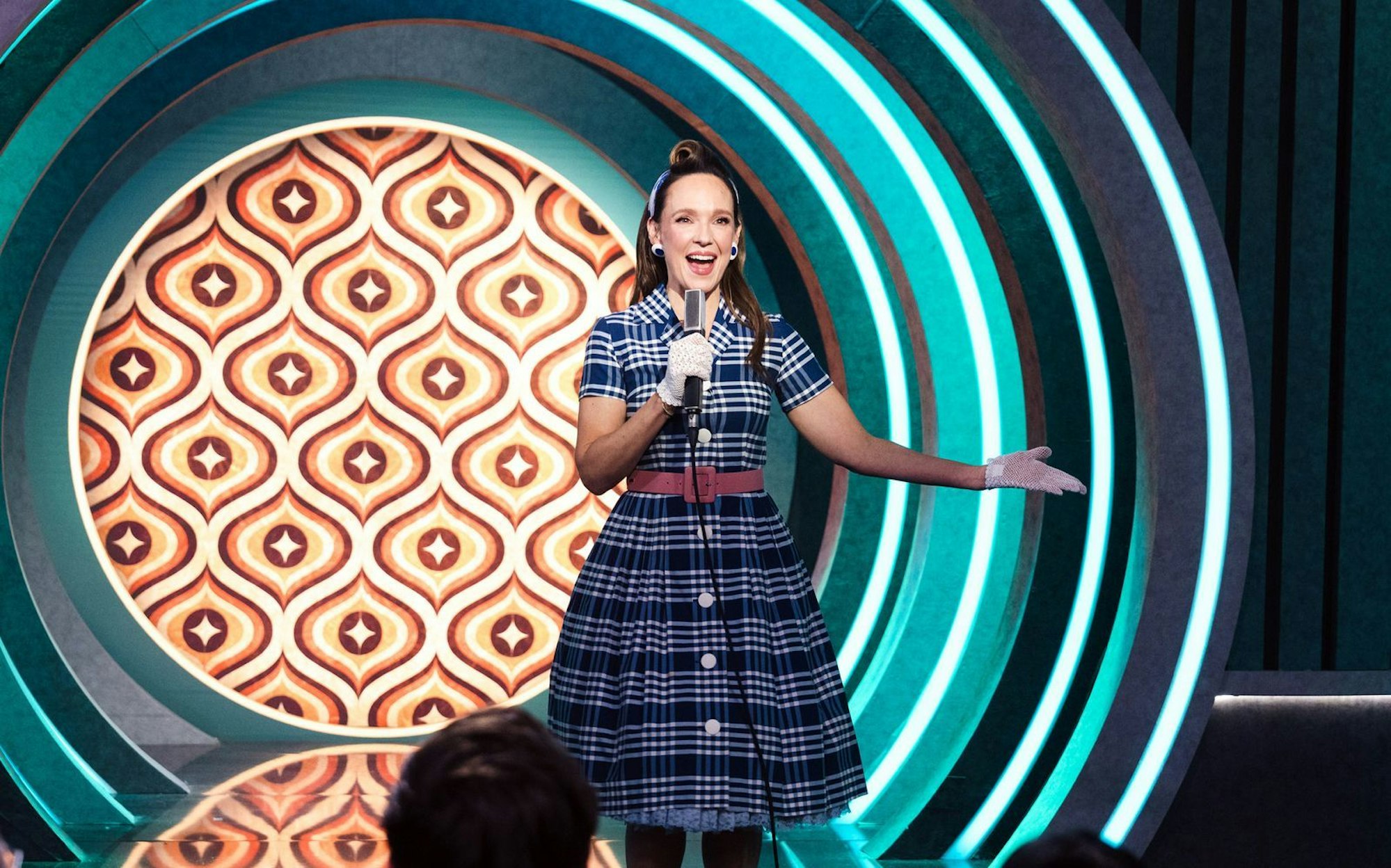 In einem Special ihrer „Carolin Kebekus Show“ geht die Comedienne auf Zeitreise durch die Epochen. (Bild: WDR/Ben Knabe)