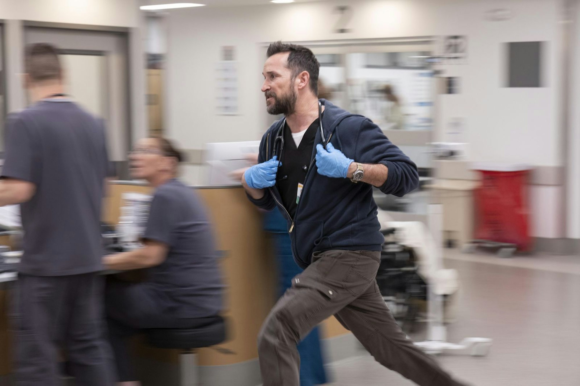 Dr. „Robby“ (Noah Wyle) rennt durch seinen ER. Die genial verschachtelte Erzählung zahlreicher Fälle und Charaktere während einer 15-Stunden-Schicht im Krankenhaus macht die Serie „The Pitt“ so aufregend. (Bild: HBO Max)
