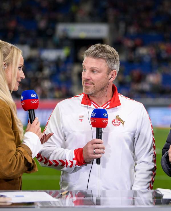 Patrick Helmes, Lukas Kwasniok und Katharina Kleinfeldt analysieren das Spiel.