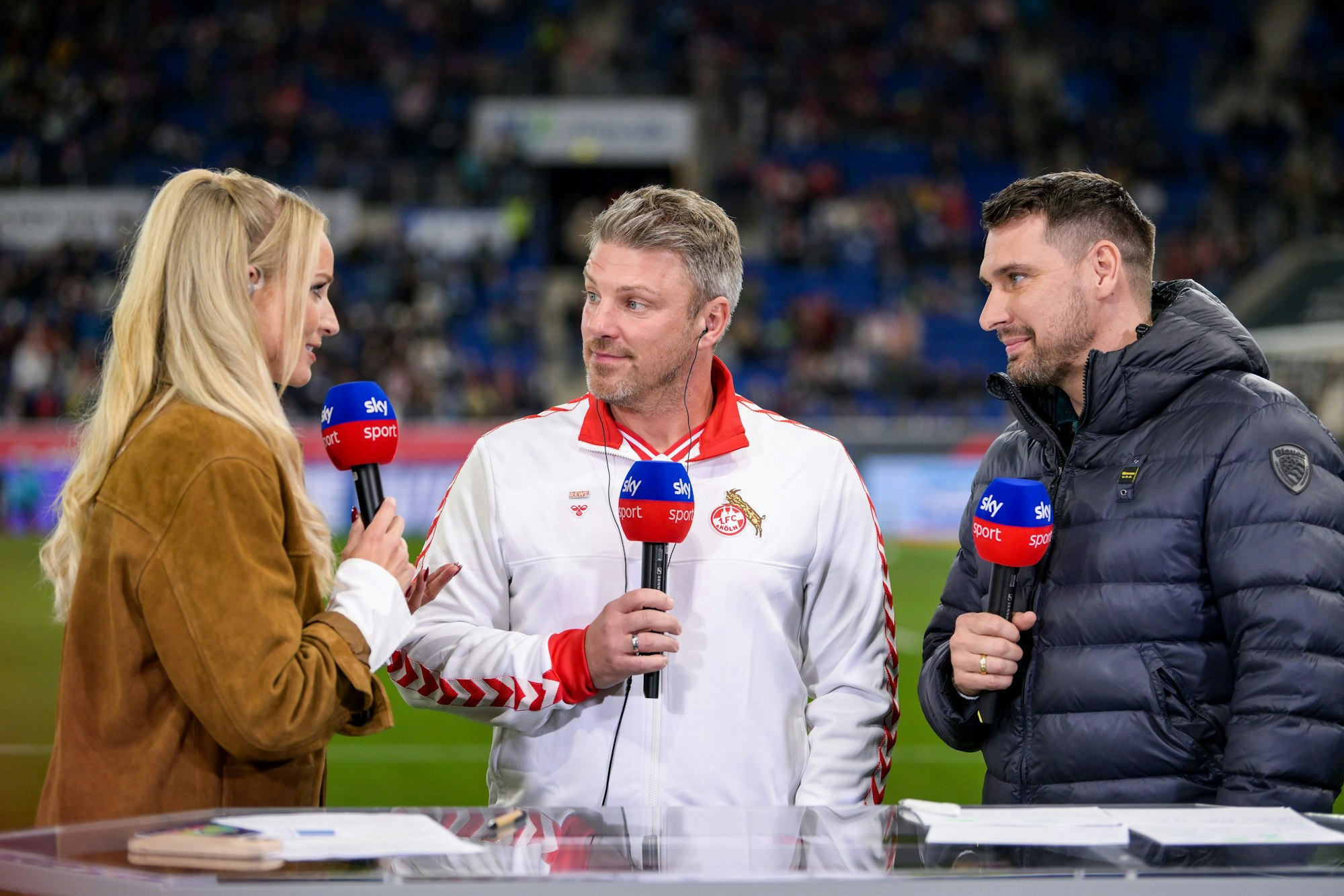 Patrick Helmes, Lukas Kwasniok und Katharina Kleinfeldt analysieren das Spiel.