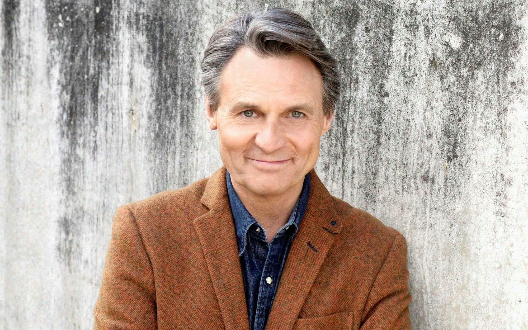 Wolfgang Bahro (65) ist nicht nur Schauspieler, sondern auch leidenschaftlicher Synchronsprecher und Familienvater. (Bild: RTL / Rolf Baumgartner)