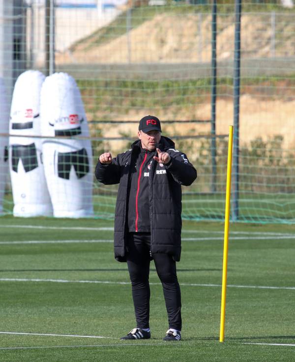 Lukas Kwasniok gibt im Trainingslager Anweisungen.