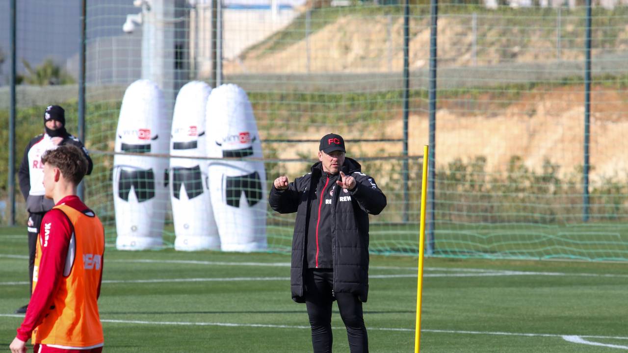 Lukas Kwasniok gibt im Trainingslager Anweisungen.