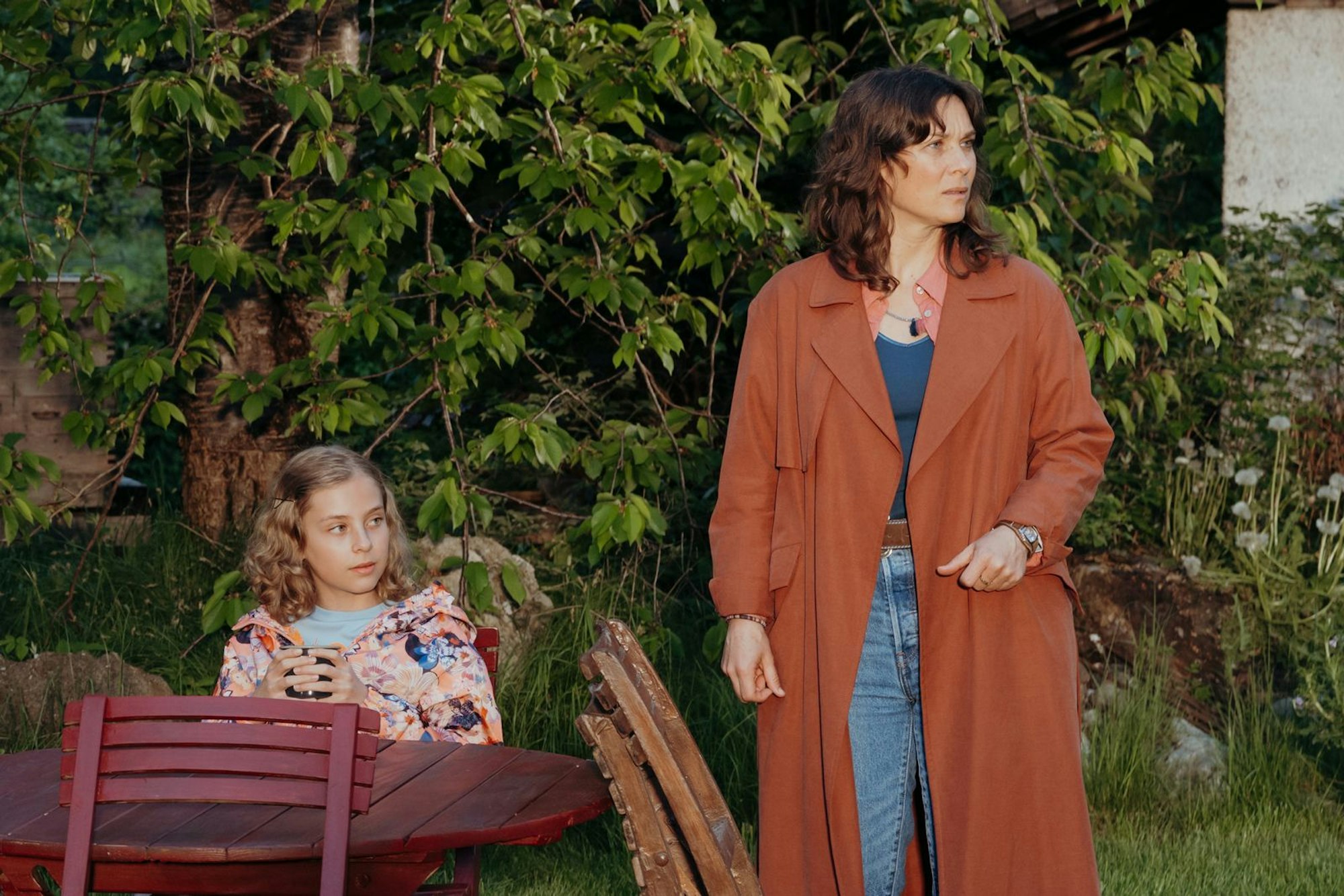 Clara Meindl (Kathrin von Steinburg, rechts) ist gerade mit ihren Kindern nach Ellmau gezogen. Als ihre Tochter Mia (Finja Leonie Meyer) an hohem Fieber erkrankt, ist sie alarmiert. (Bild: ZDF/Sabine Finger Fotografie)