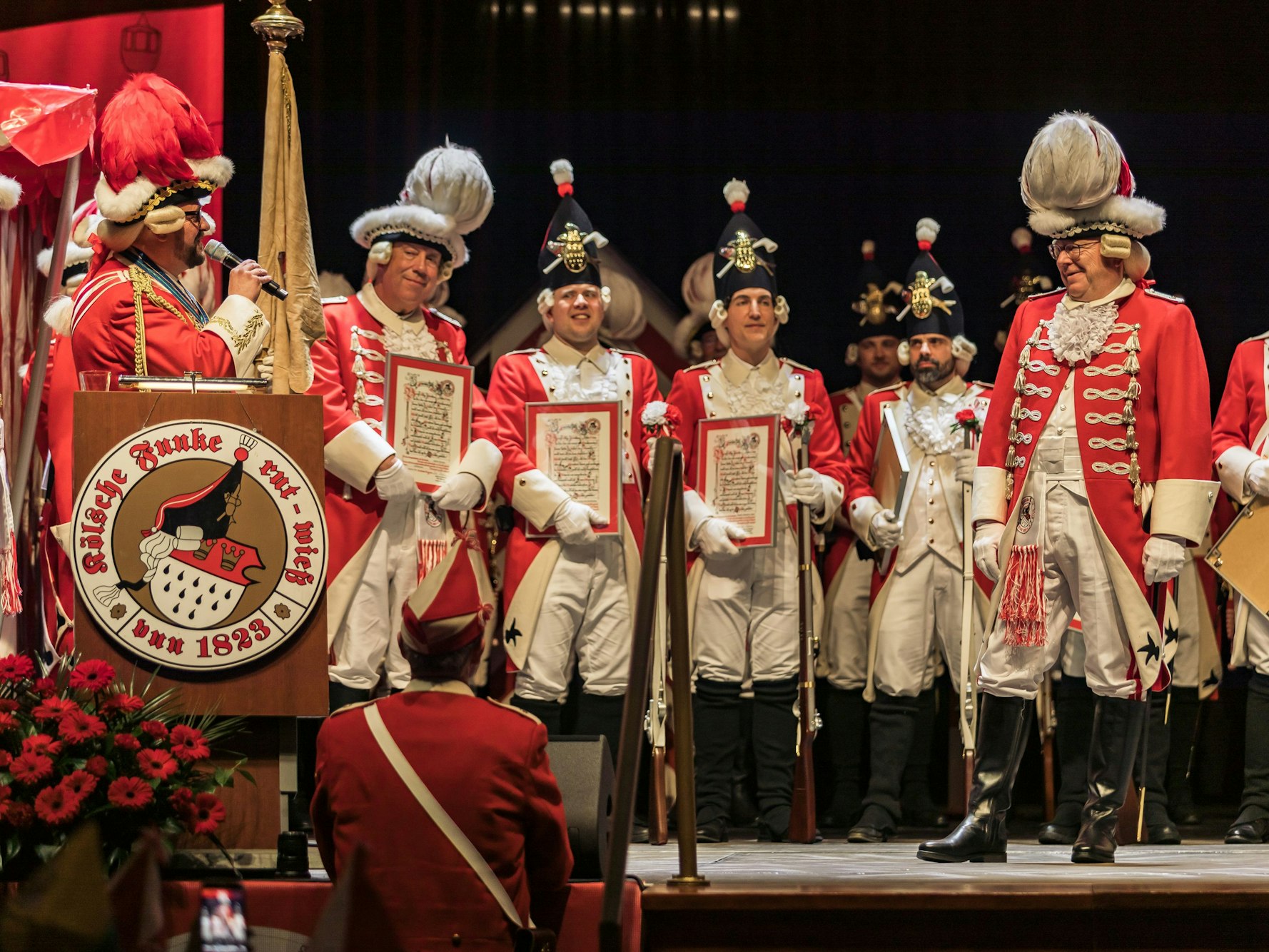 Dirk Wissmann ernennt Torsten Burmester bei den Roten Funken.