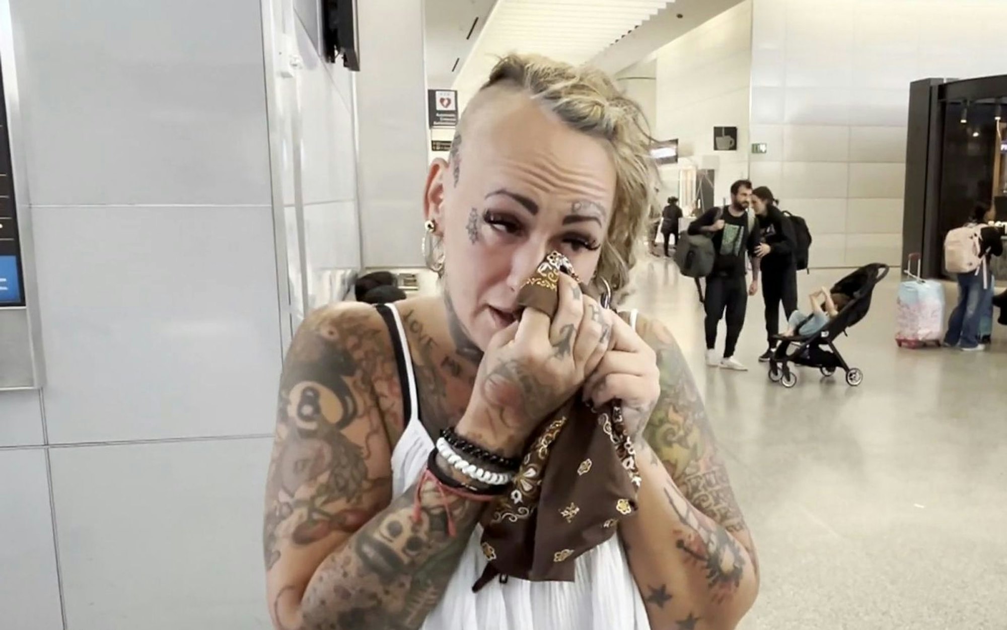 Myriam weint am Flughafen: Gerade hat sie Gabriel verabschiedet. (Bild: VOX)