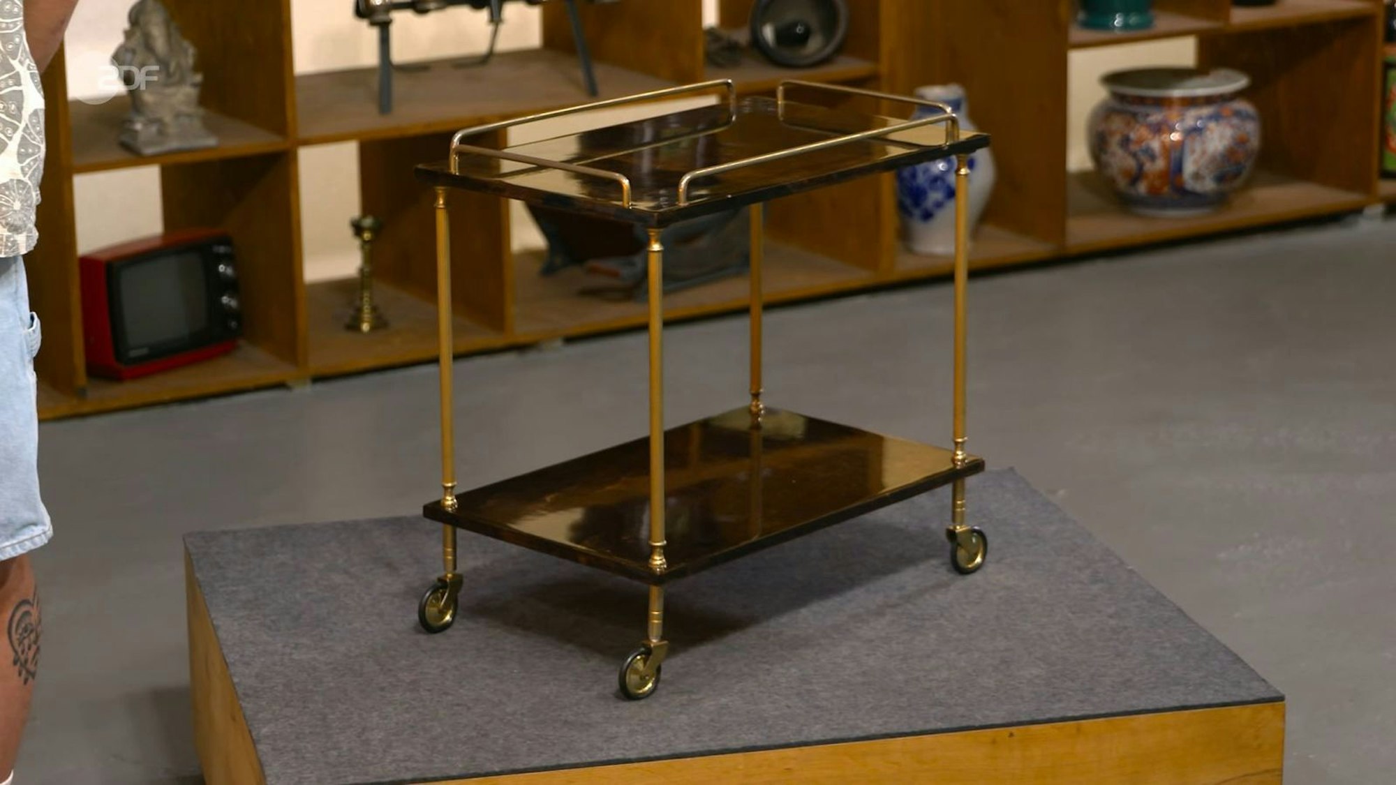 Was sonst noch verkauft wurde: der Design-Servierwagen von Aldo Tura aus den 1960er- oder 70er-Jahren mit einem Schätzwert von 250 bis 350 Euro. Markus Wildhagen bezahlte 200 Euro. (Bild: ZDF)