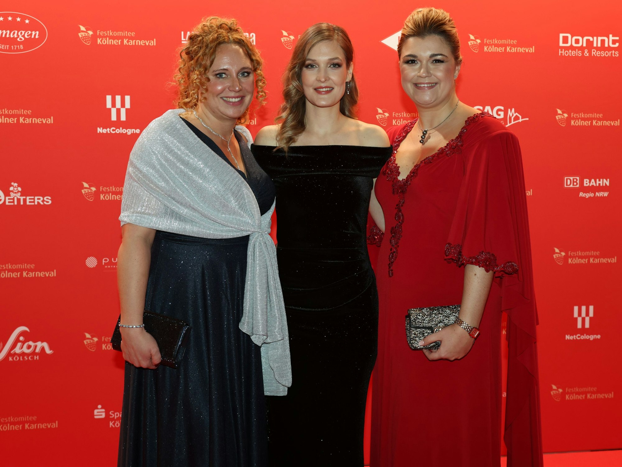 Auf dem Roten Teppich posieren die Partnerinnen des neuen Kölner Dreigestirns.