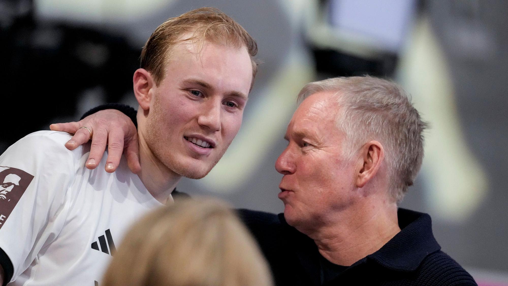 Johannes B. Kerner und sein Sohn Nik nach dem Deutschland-Spiel bei der Hallen-EM.