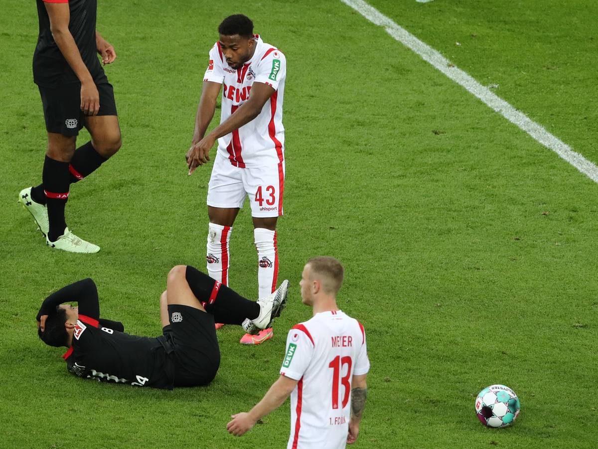 Emmanuel Dennis steht vor einem auf dem Boden liegenden Gegenspieler.