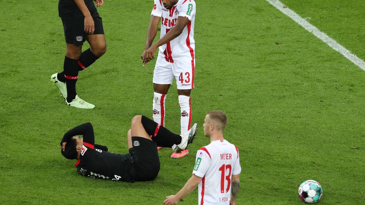 Emmanuel Dennis steht vor einem auf dem Boden liegenden Gegenspieler.