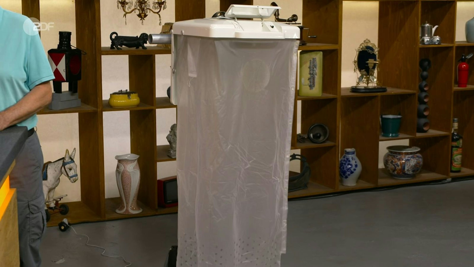 Der mobiler Wäschetrockner von Braun war eine echte Innovation aus den 70er-Jahren. Aber kein Verkaufsschlager
und damit eher selten: 100 Euro wollte der Verkäufer haben, die Expertin bestätigte den Wert. (Bild: ZDF)