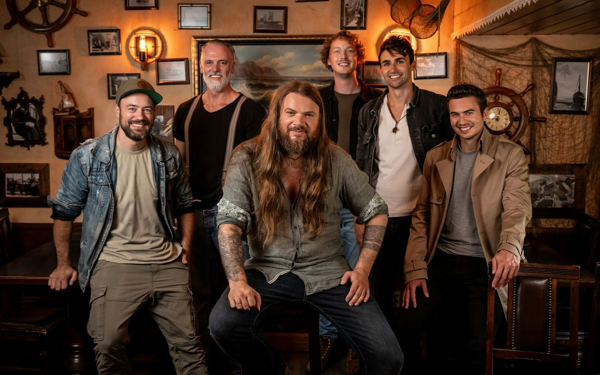 Versengold landeten zuletzt regelmäßig weit oben in den Charts, deshalb dürfen sie sich bestimmt auch mit dem neuen Album „Eingenordet“ einiges ausrechnen. (Bild: Sony Music/Thorben Ziegler)