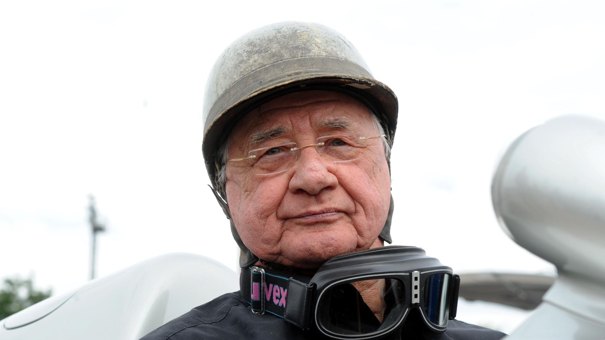 Hans Herrmann sitzt in einem Mercedes.