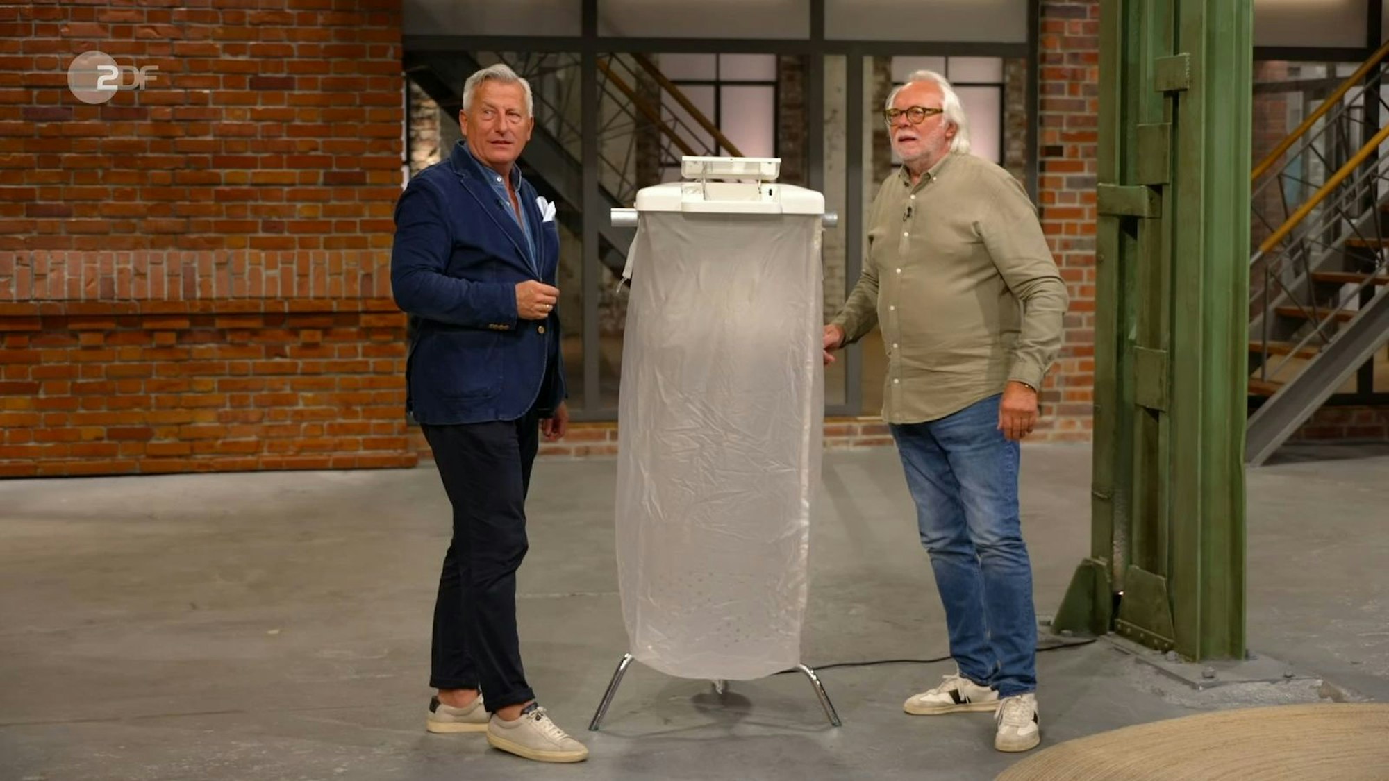 Schmuck, Silber, Porzellan - alles hat das „Bares für Rares“-Händlerteam schon gesehen. Aber das? Was sollte das denn sein?
(Bild: ZDF)