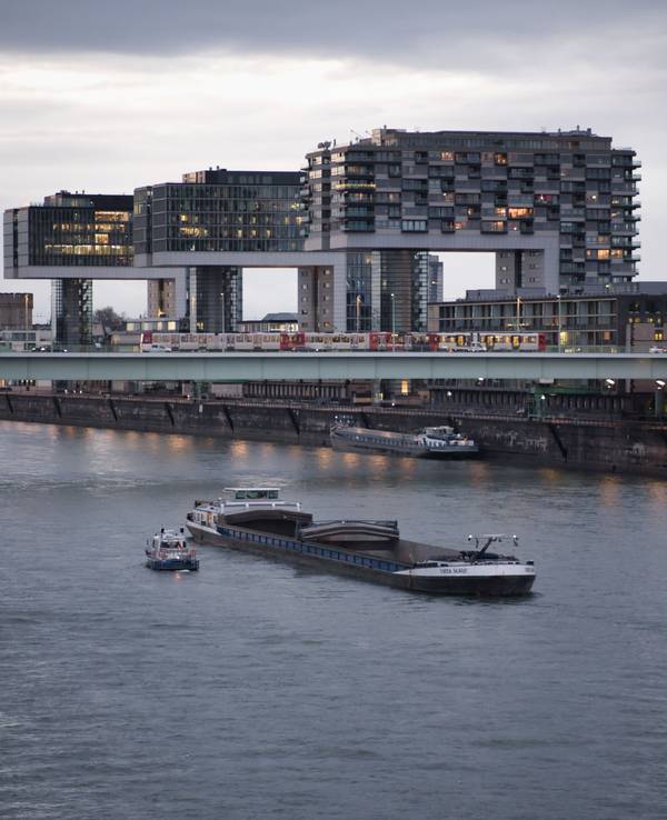 Ein Schiff ist in Köln auf Grund gelaufen. Das Frachtschiff lag vor den Kranhäusern.
