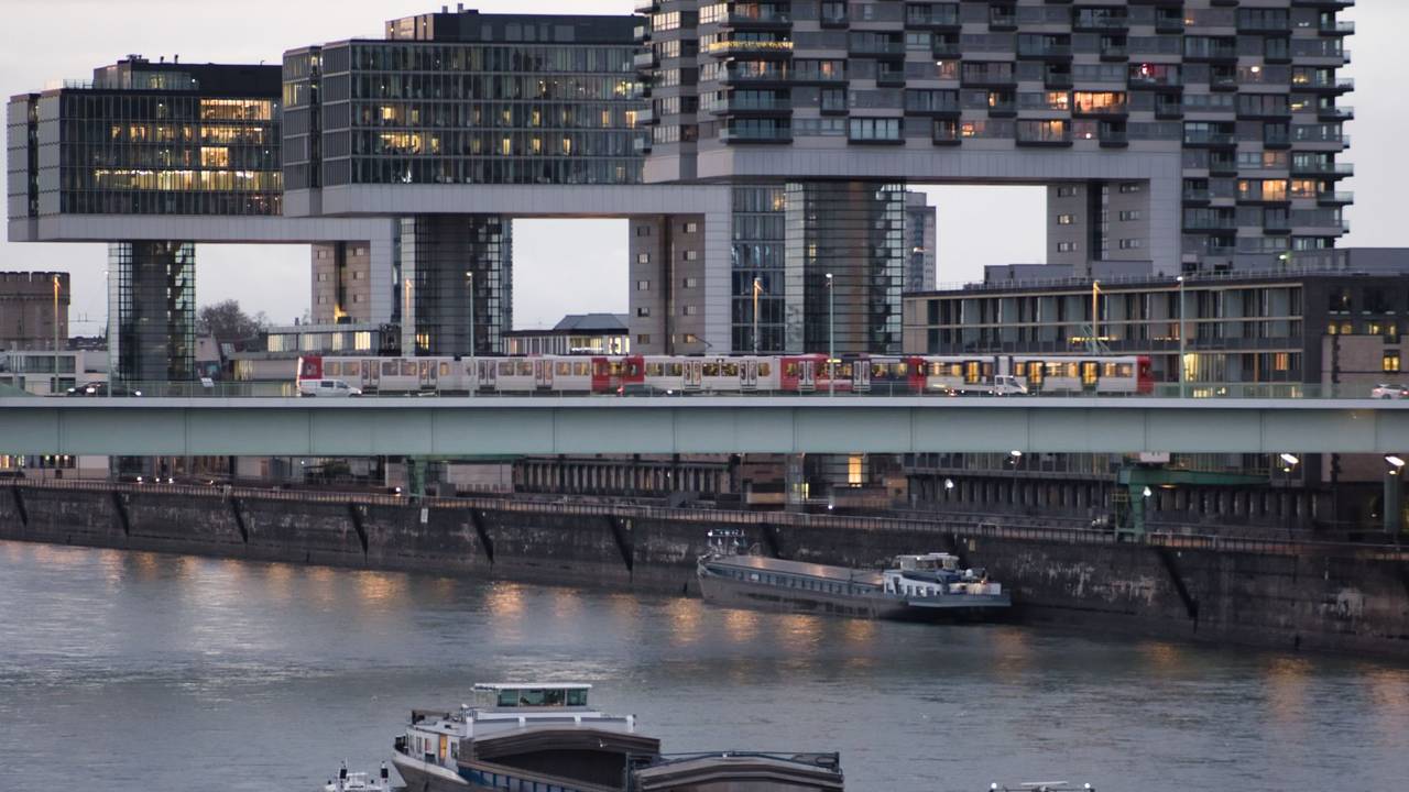 Ein Schiff ist in Köln auf Grund gelaufen. Das Frachtschiff lag vor den Kranhäusern.