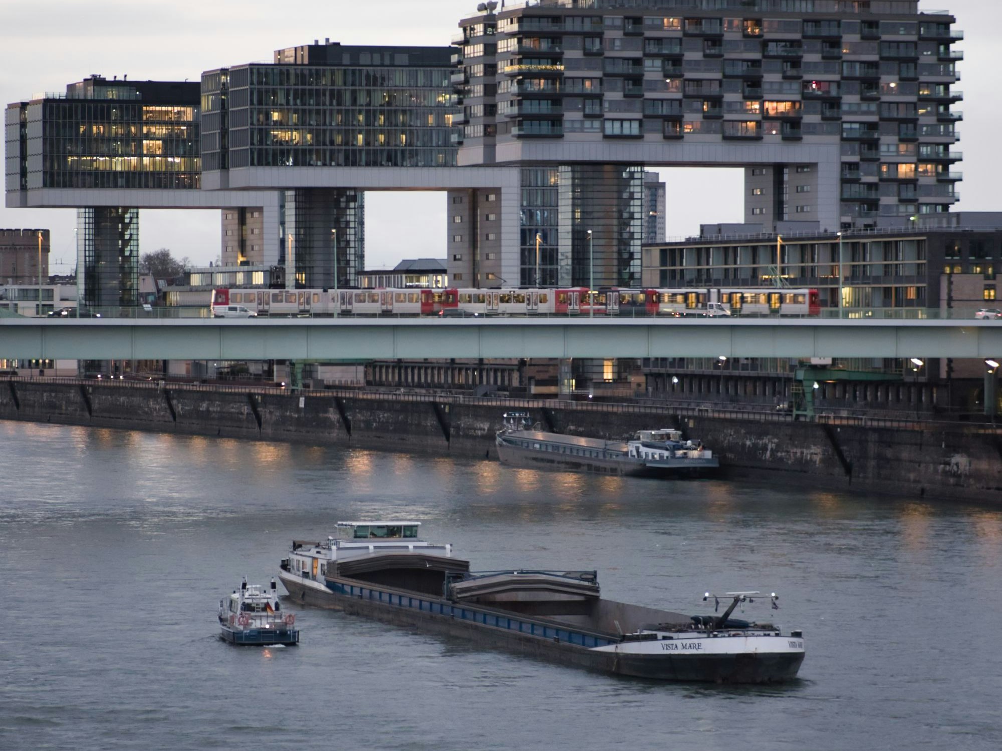 Ein Schiff ist in Köln auf Grund gelaufen. Das Frachtschiff lag vor den Kranhäusern.