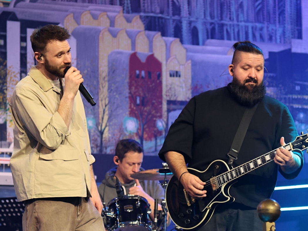 Roman Lob steht beim Auftritt auf der Bühne.