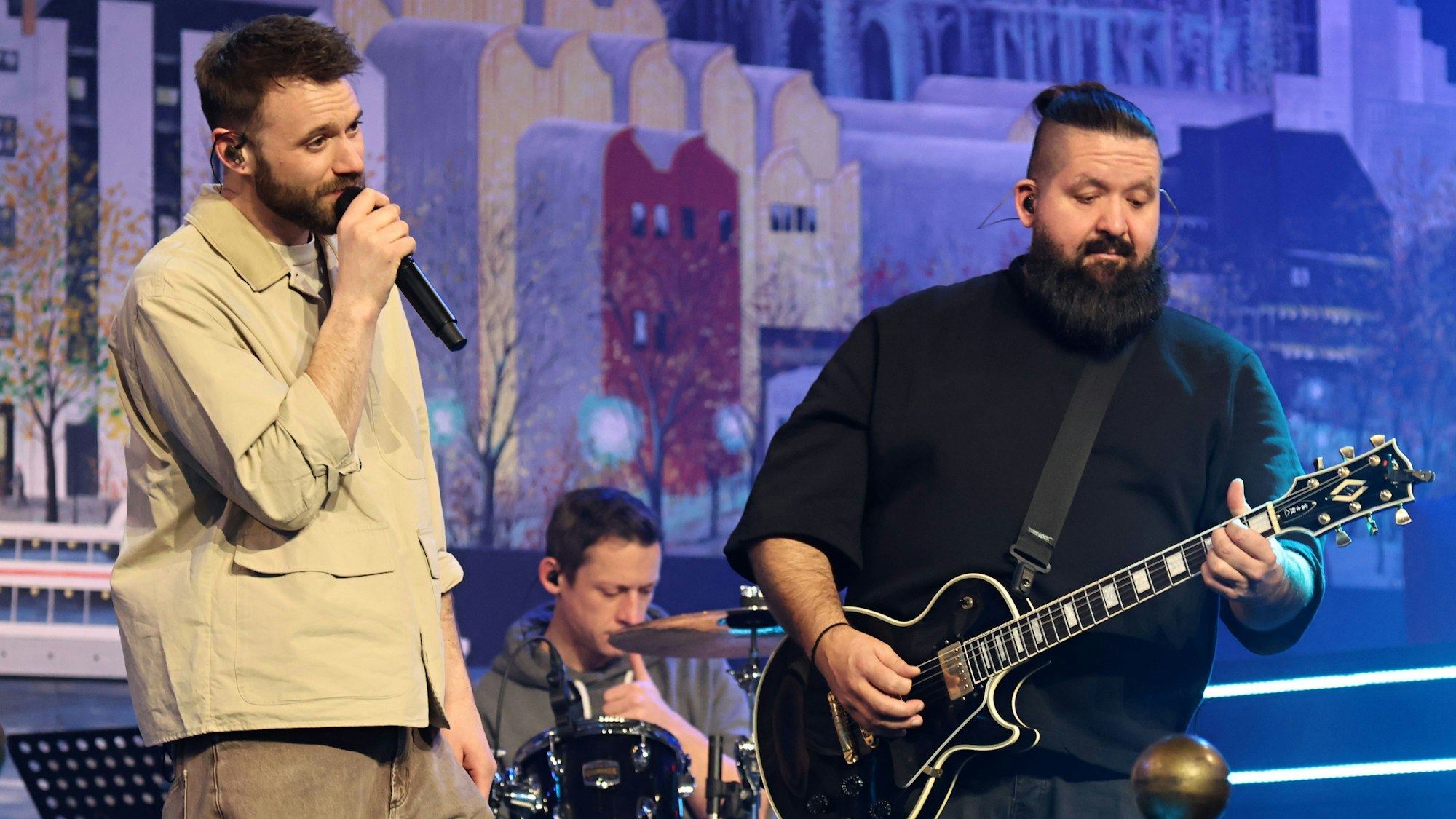 Roman Lob steht beim Auftritt auf der Bühne.